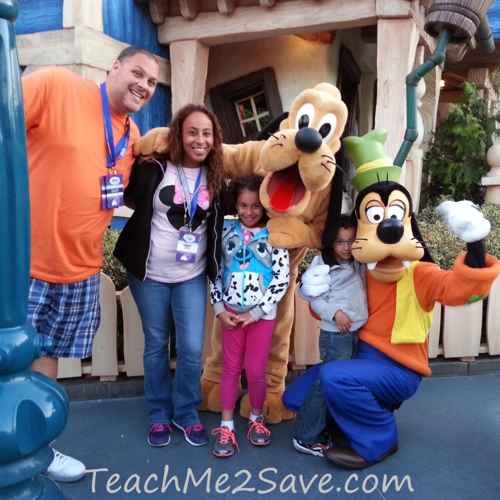 Goofy, Pluto and Family at Disneyland - TM2S