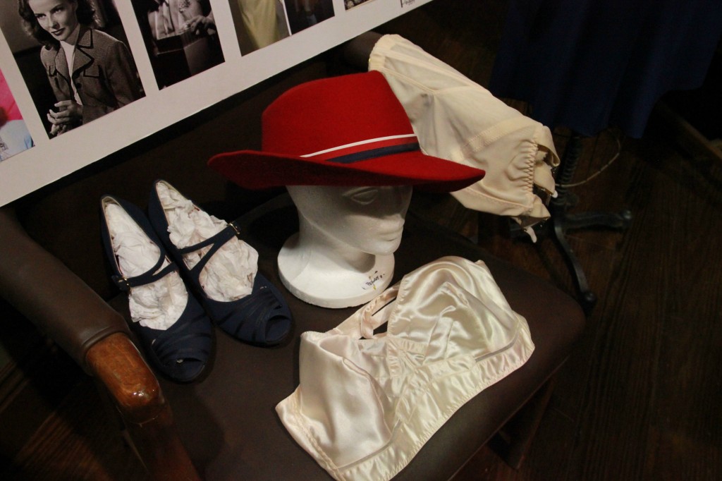 Agent Carter red hat & accessories for Peggy