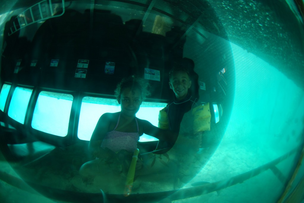 Curaçao Sea Aquarium - kids in Under water observatory boat