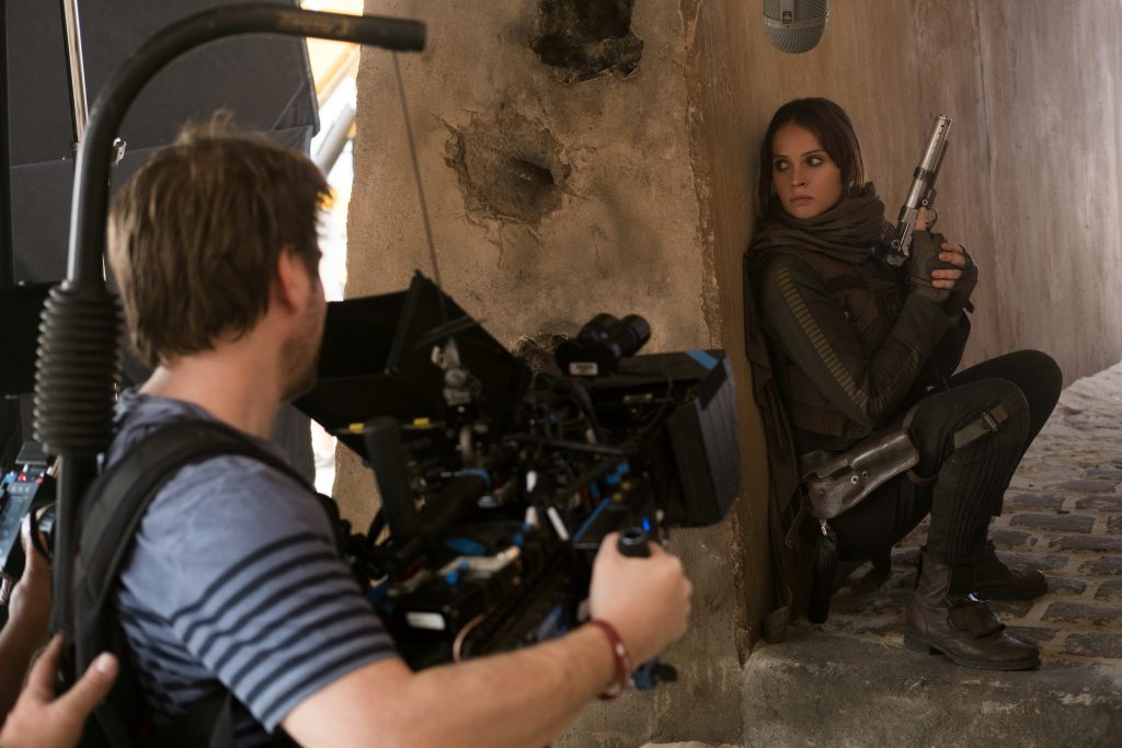 Rogue One: A Star Wars Story L to R: Director Gareth Edwards and Felicity Jones (Jyn Erso) Ph: Giles Keyte © 2016 Lucasfilm Ltd. All Rights Reserved.