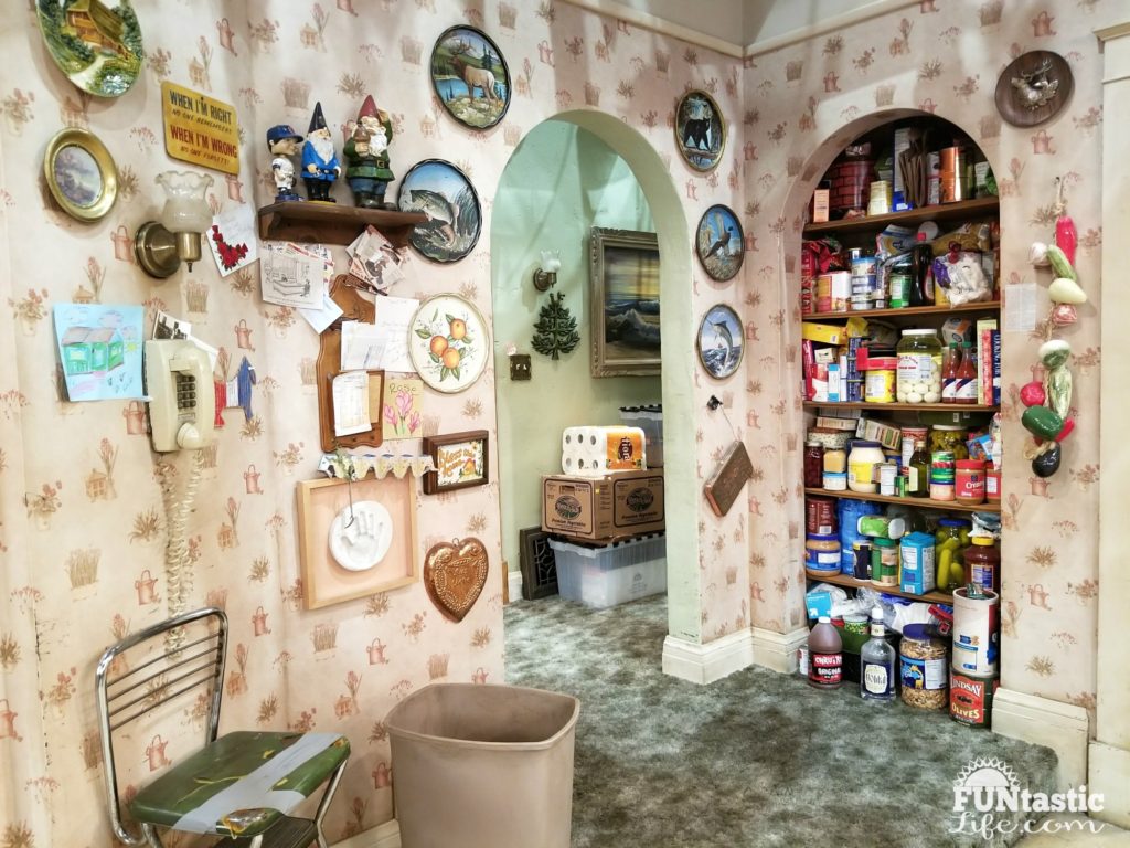 Roseanne Set - Kitchen area